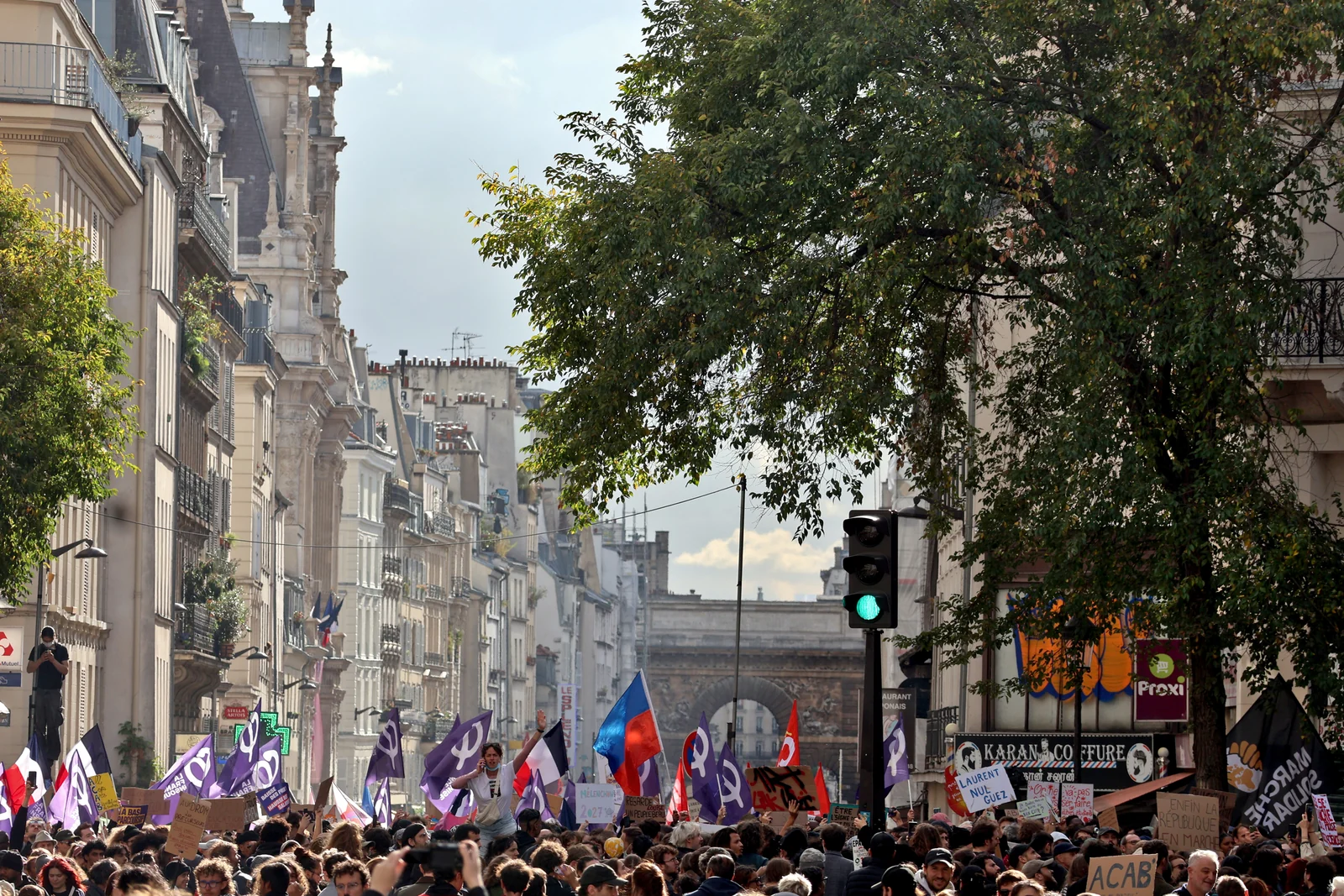 Foule et drapeaux à Paris le 17 octobre 2026, avec la porte Saint-Denis au fond